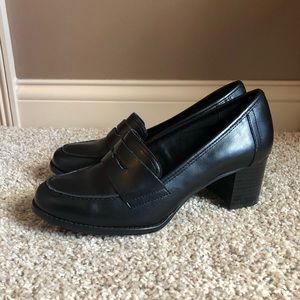 Black Liz Claiborne dress shoes.
